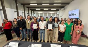 Representantes de la CEDH y el ICATMI realizando la firma de un convenio de colaboración institucional en una sala de reuniones.
