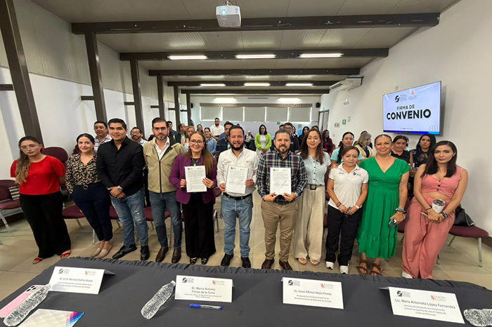 Representantes de la CEDH y el ICATMI realizando la firma de un convenio de colaboración institucional en una sala de reuniones.