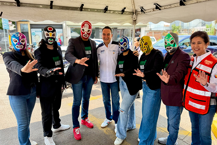 El presidente municipal Carlos Soto durante el arranque de la campaña Luchadores Viales en Zamora.