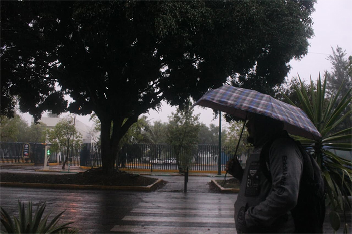 Nubes de tormenta sobre la costa michoacana ante pronóstico de lluvias.