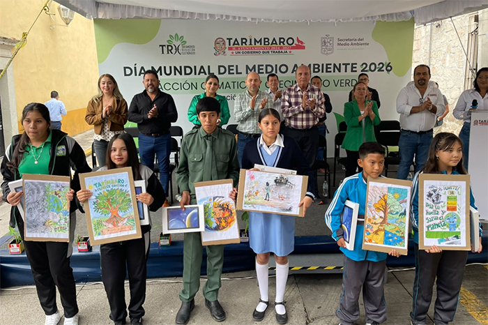 Estudiantes participando en las actividades ambientales en Tarímbaro.