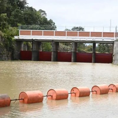 Vista aérea de una de las presas principales de Michoacán durante la temporada de lluvias con niveles de agua visibles.