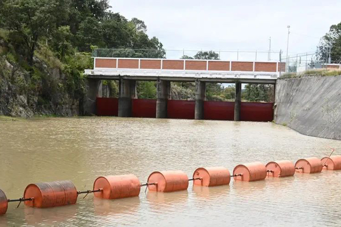 Vista aérea de una de las presas principales de Michoacán durante la temporada de lluvias con niveles de agua visibles.