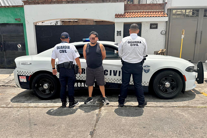 Elementos de la Guardia Civil durante el operativo en la plaza San Diego de Morelia.