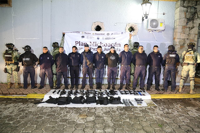 Vehículos y equipo táctico asegurados durante el operativo contra falsos policías en Zinapécuaro.