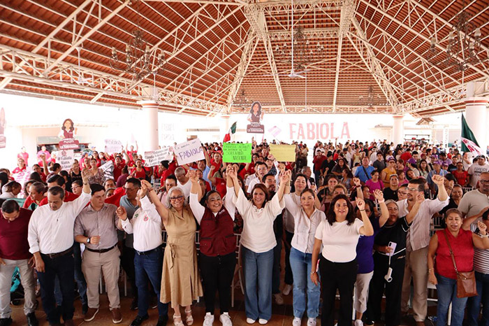La diputada Fabiola Alanís durante la Asamblea en Defensa de la Soberanía Nacional en la región de Tierra Caliente.