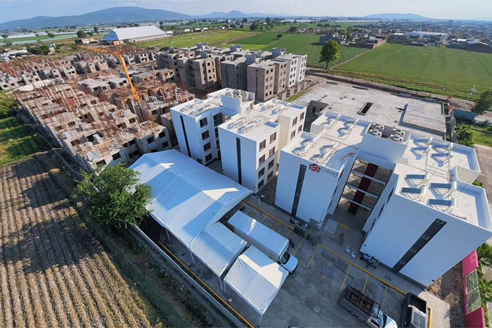 Autoridades durante la entrega de la primera Vivienda del Bienestar en Yurécuaro.