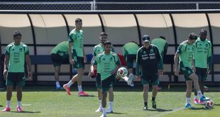 Javier Aguirre durante el entrenamiento de la selección mexicana.