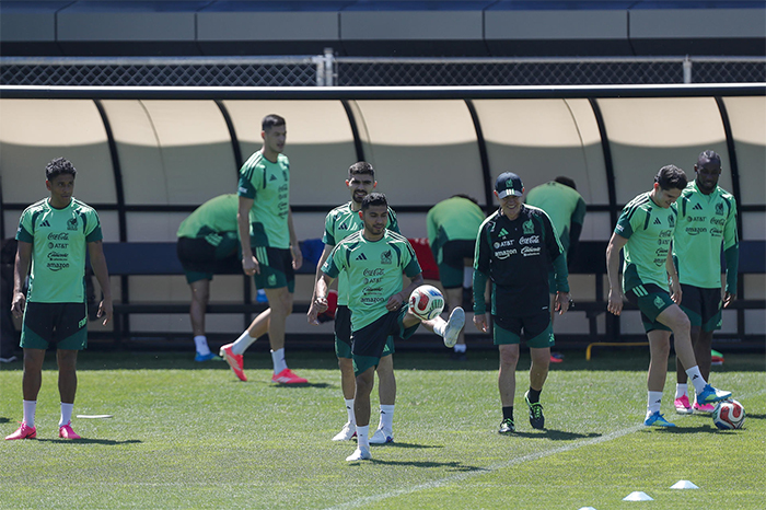 Javier Aguirre durante el entrenamiento de la selección mexicana.