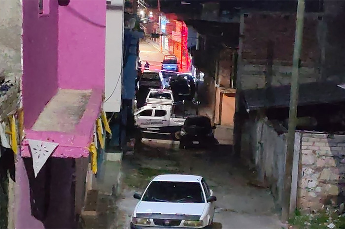 Elementos de la Fiscalía realizan peritajes en Cuto del Porvenir tras un homicidio.
