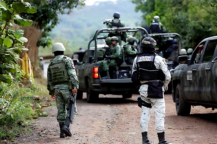 Elementos de seguridad acordonan zona de riesgo en Apatzingán.