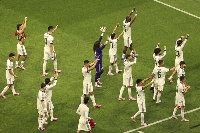Jugadores de la Selección Mexicana celebran el tercer gol ante Chequia en el Estadio Azteca.