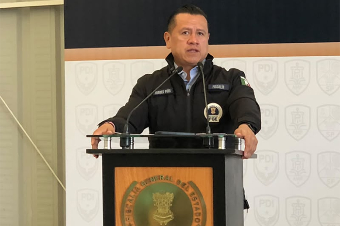 El fiscal Carlos Torres Piña durante la conferencia de prensa en FGE Michoacán.