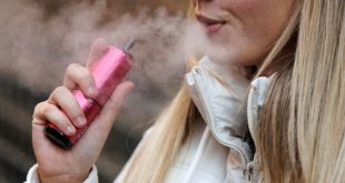 Persona joven utilizando un cigarrillo electrónico de sabores que afecta la expresión génica.