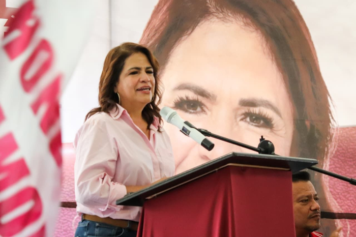 Fabiola Alanís en conferencia de prensa hablando sobre seguridad en Michoacán.