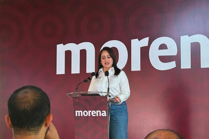 Gladys Butanda en rueda de prensa hablando sobre la unidad de Morena en Michoacán para 2027.