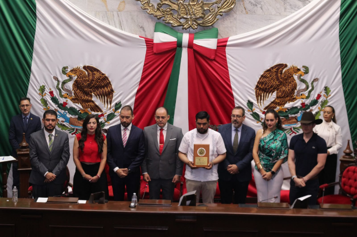 Homero Gómez Valencia recibe el Reconocimiento al Mérito Ambiental Homero Gómez 2026 en el Congreso de Michoacán.
