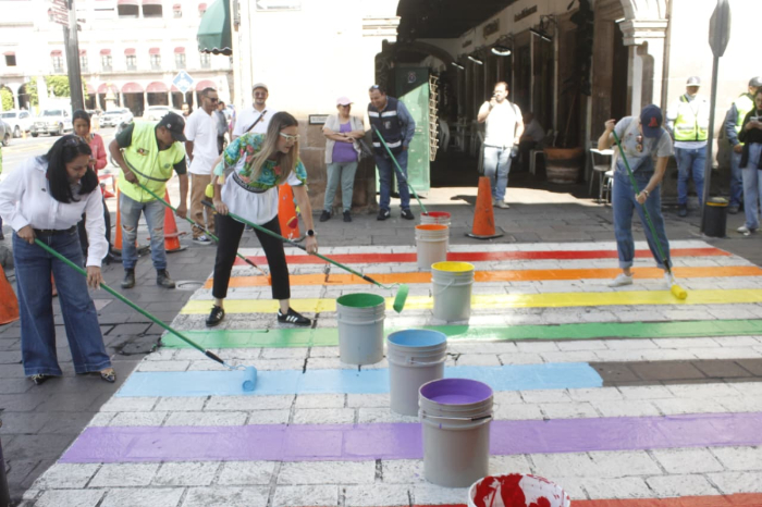 Paso peatonal pintado con los colores arcoíris del orgullo LGBT en la avenida Madero de Morelia.