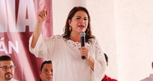 Fabiola Alanís en una asamblea ciudadana de Morena dialogando con habitantes de Michoacán.