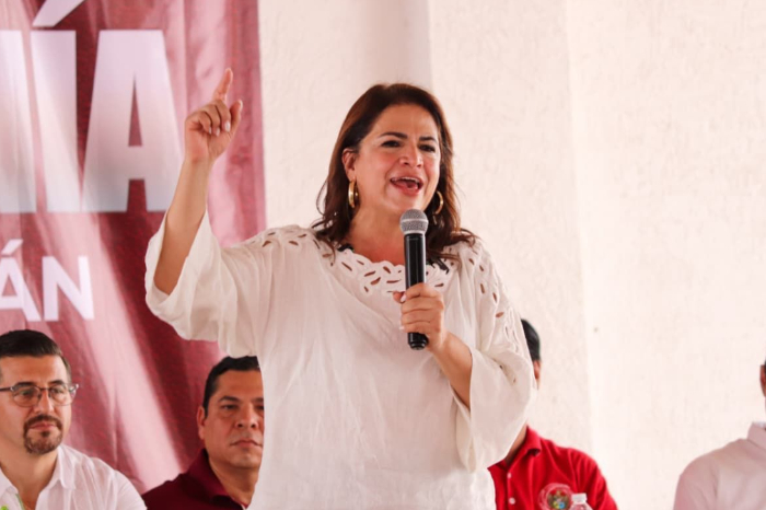Fabiola Alanís en una asamblea ciudadana de Morena dialogando con habitantes de Michoacán.
