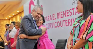 Gobernador Alfredo Ramírez Bedolla en la presentación del programa de apoyo económico a mujeres con cáncer en Michoacán.