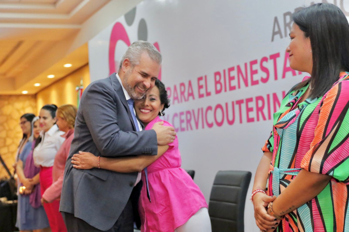 Gobernador Alfredo Ramírez Bedolla en la presentación del programa de apoyo económico a mujeres con cáncer en Michoacán.