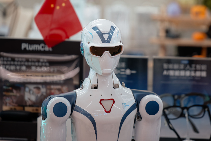 Robot humanoide de apariencia futurista simulando un proceso de escaneo de identidad digital.