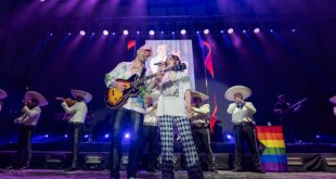 Los hermanos Jesse & Joy cantando en el escenario del Palacio del Arte en Morelia Michoacán.