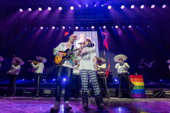 Los hermanos Jesse & Joy cantando en el escenario del Palacio del Arte en Morelia Michoacán.