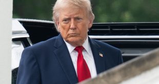 El presidente estadounidense Donald Trump gesticulando durante una declaración oficial sobre política exterior.