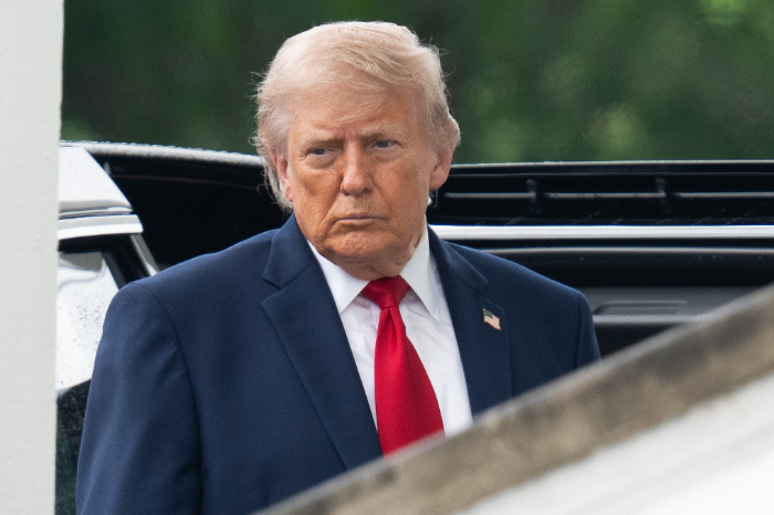 El presidente estadounidense Donald Trump gesticulando durante una declaración oficial sobre política exterior.
