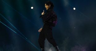 Jungkook, integrante de la famosa banda de K-pop BTS, durante una presentación o evento oficial.