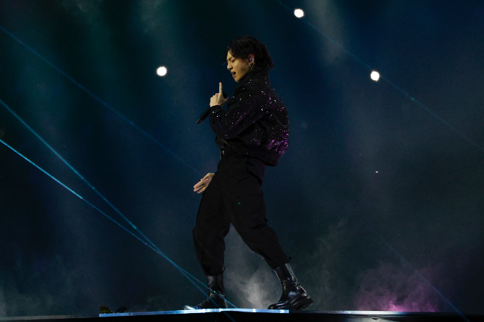 Jungkook, integrante de la famosa banda de K-pop BTS, durante una presentación o evento oficial.