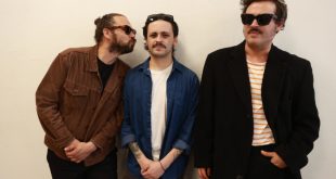 Integrantes de la banda mexicana de rock Enjambre durante la promoción de su álbum Daños Luz.