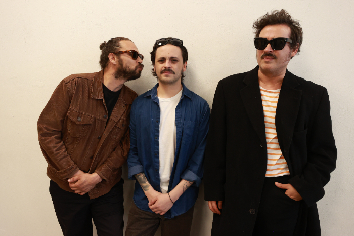 Integrantes de la banda mexicana de rock Enjambre durante la promoción de su álbum Daños Luz.