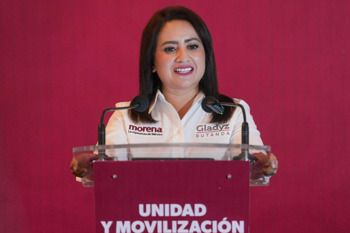 Gladyz Butanda en conferencia de prensa hablando sobre la verificación de integridad de candidaturas en Michoacán.