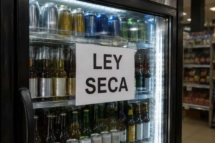 Refrigeradores y estantes de bebidas alcohólicas con sellos de restricción o avisos de prohibición en un comercio.