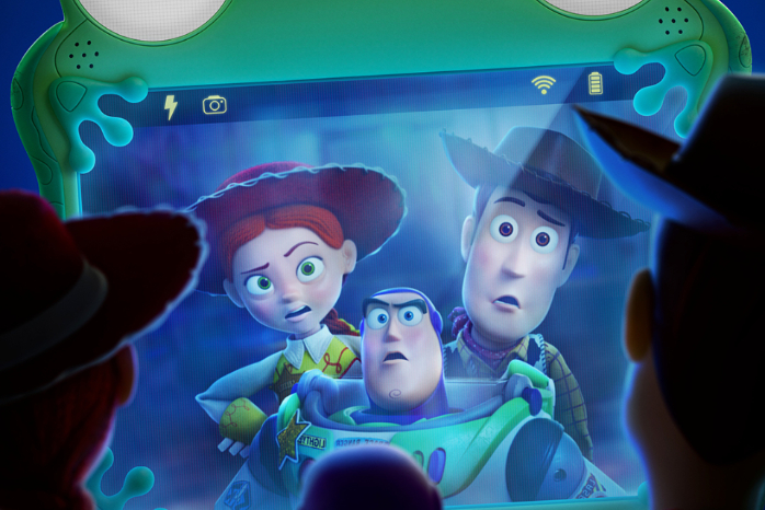 Personajes clásicos Woody Buzz Lightyear y la pandilla en Toy Story 5 de Disney Pixar.