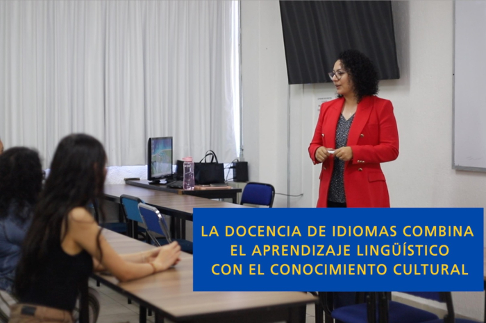 Profesora Citlalli Suarez impartiendo clase en la Licenciatura en Traducción de la UVAQ