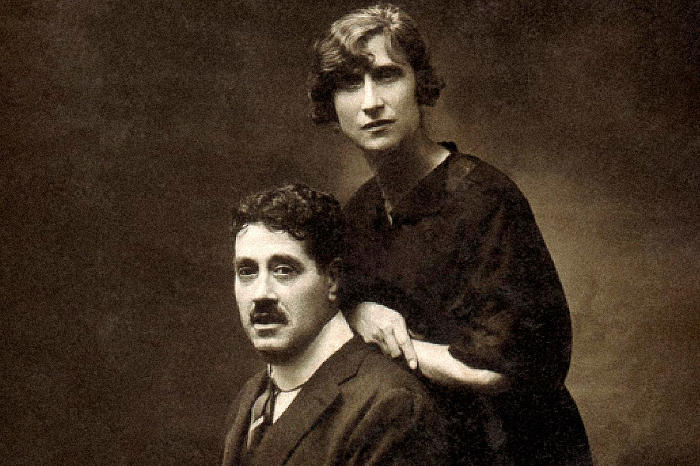 Retrato histórico en tono sepia del escritor y traductor español Rafael Cansinos Assens junto a su hermana Pepa Cansinos.
