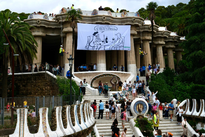 Pancarta de Greenpeace y Flavita Banana sobre ecologismo en el Park Güell de Barcelona