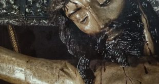 Primer plano del rostro del Señor de la Sacristía, escultura barroca de Cristo crucificado en la Catedral de Morelia hecha de pasta de caña.