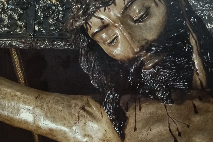 Primer plano del rostro del Señor de la Sacristía, escultura barroca de Cristo crucificado en la Catedral de Morelia hecha de pasta de caña.