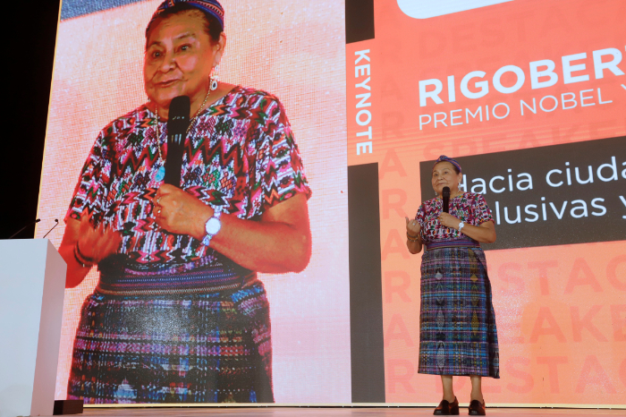 Activista guatemalteca Rigoberta Menchú exponiendo sobre ética y tecnología en México