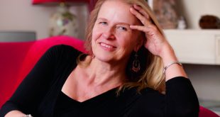 Escritora de literatura juvenil alemana Cornelia Funke sonriendo en Madrid