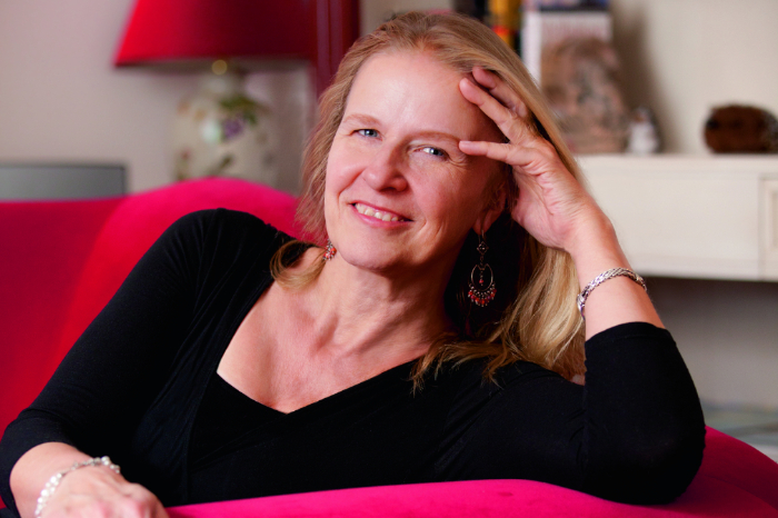 Escritora de literatura juvenil alemana Cornelia Funke sonriendo en Madrid