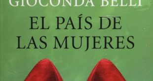 Portada del libro El país de las mujeres de la escritora Gioconda Belli en fondo verde con la ilustración de unos zapatos rojos.