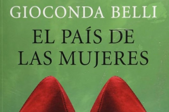 Portada del libro El país de las mujeres de la escritora Gioconda Belli en fondo verde con la ilustración de unos zapatos rojos.