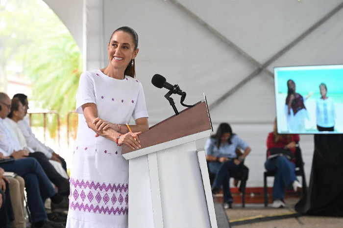 Presidenta Claudia Sheinbaum hablando sobre las protestas de la CNTE desde Veracruz.