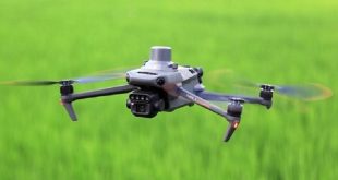 Dron comercial sobrevolando de forma ilegal el espacio aéreo de un estadio de fútbol moderno